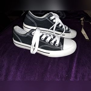 Mossimo Classic Sneaker, Size 6